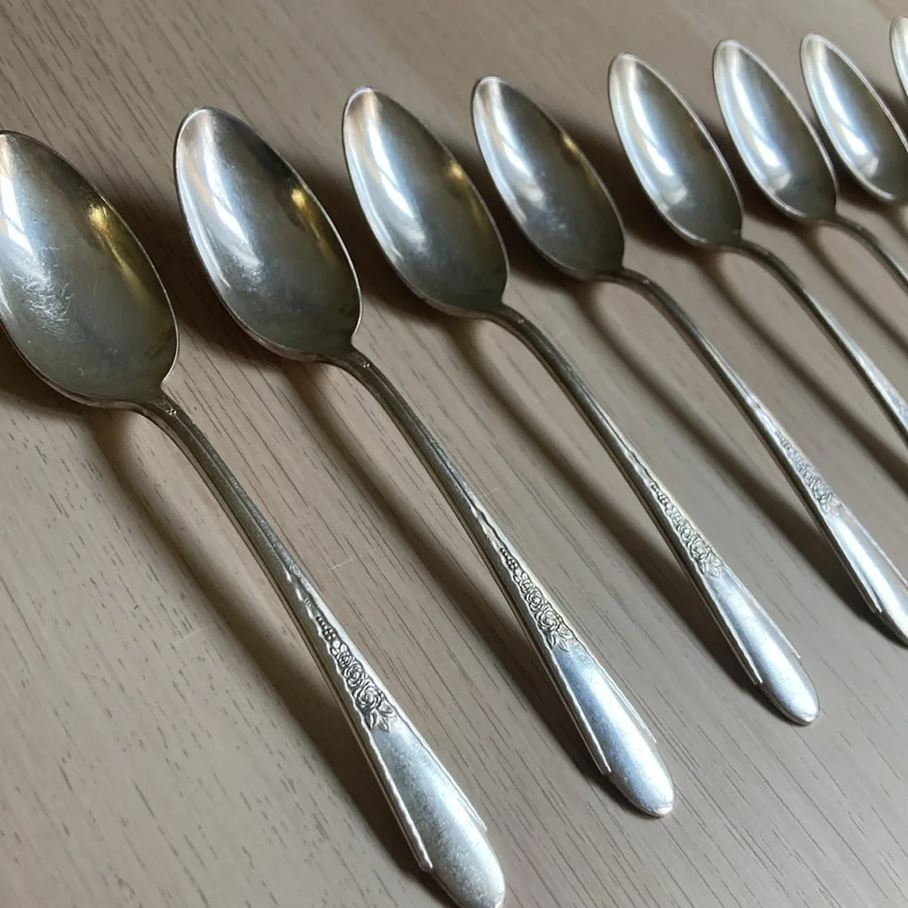 Vintage Set of 8 Silver Plated Teaspoons WM. ROGERS & SON IS GARDENIA Pattern